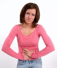 Bauchschmerzen bei einer Frau mit Gastritis